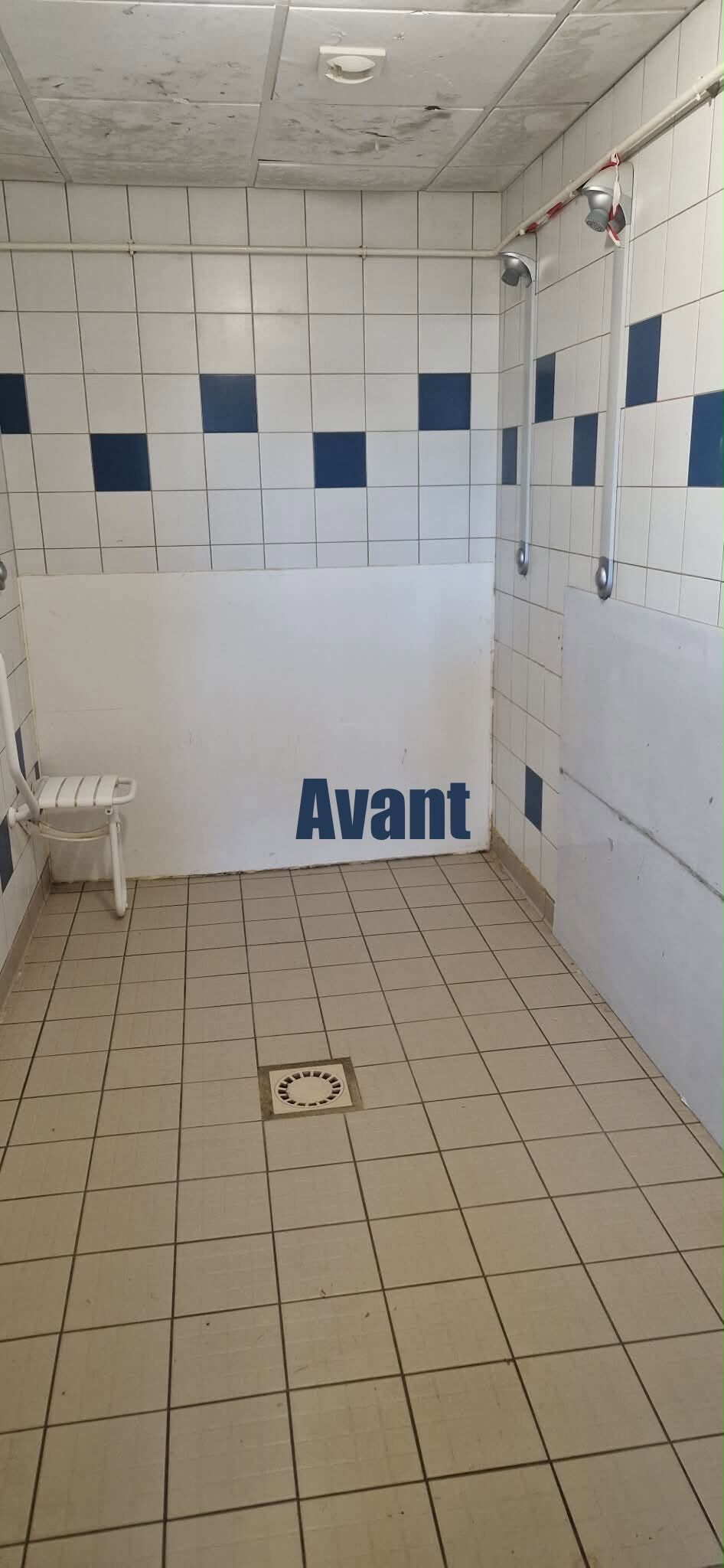 Avant : couloir carrelé de blanc avec carreaux bleus avant rénovation