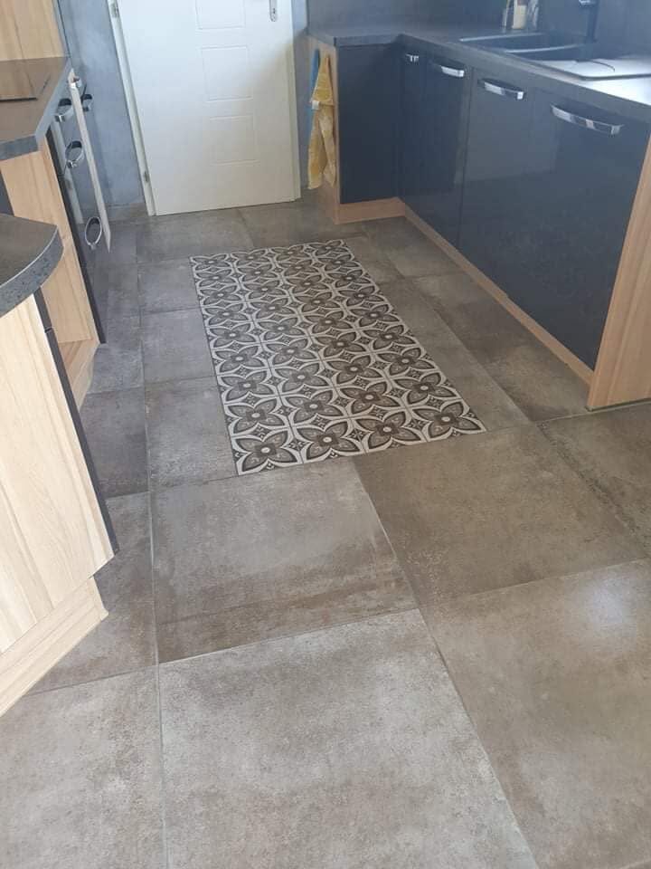Sol de cuisine carrelé avec un tapis de carreaux de ciment intégré