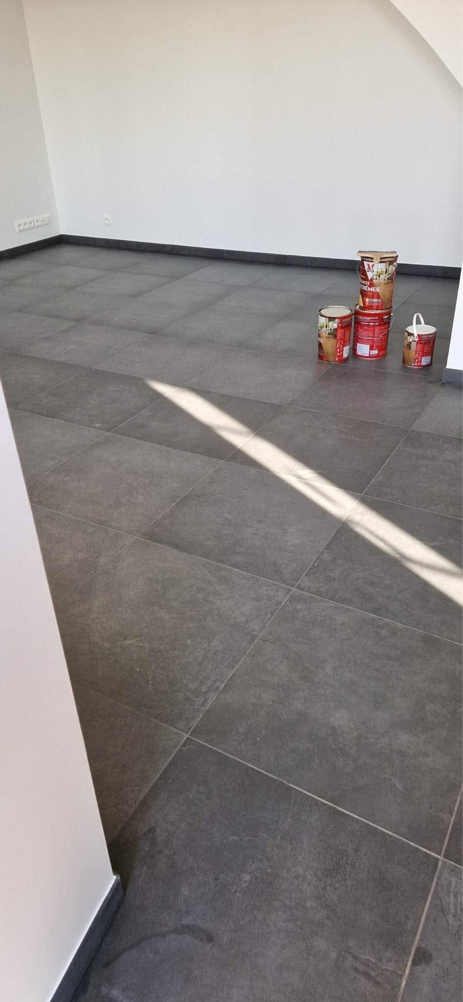 Pièce lumineuse avec carrelage gris foncé grand format posé au sol