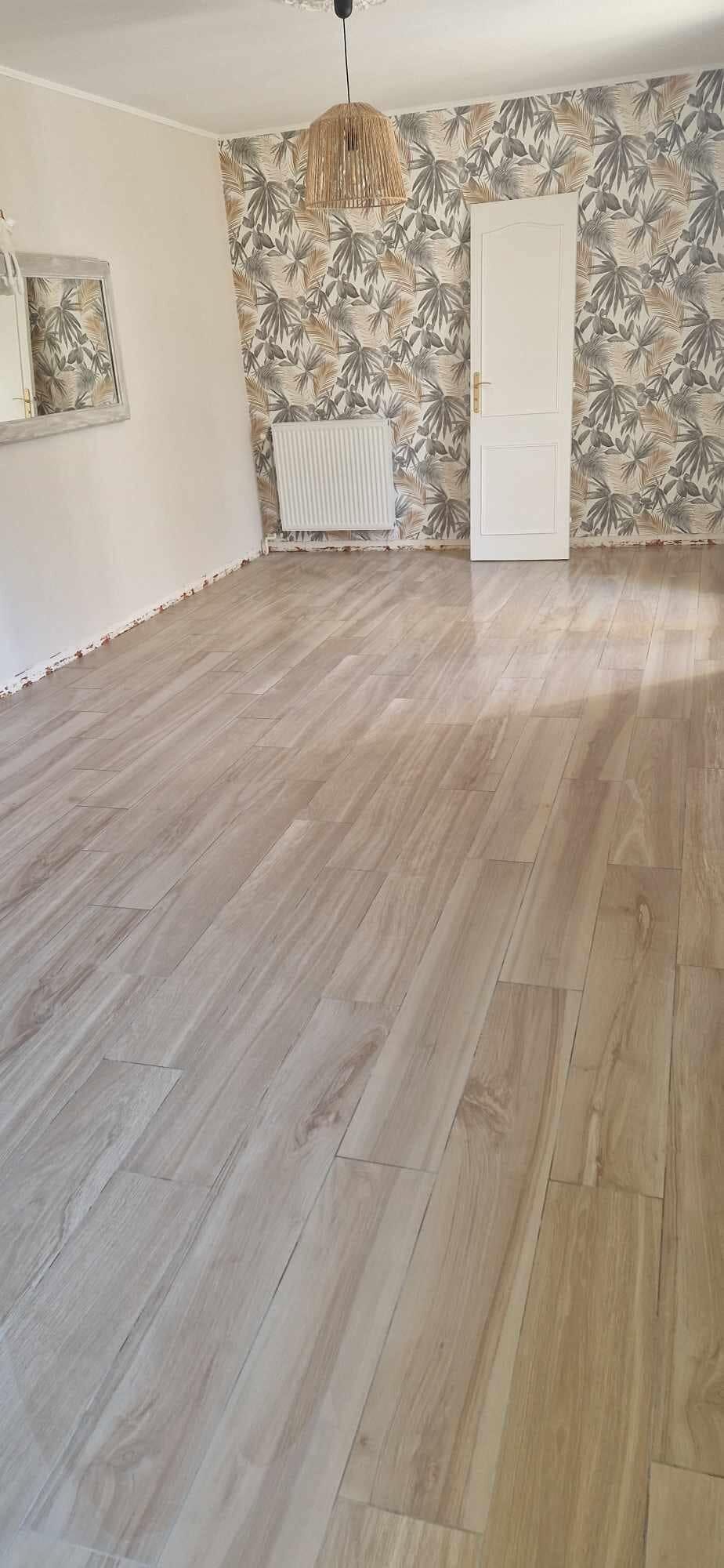 Séjour carrelé en grandes lames aspect bois, joints réguliers