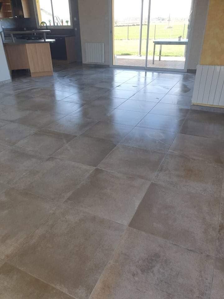 Grand séjour carrelé en carreaux gris beige, baie vitrée sur le jardin