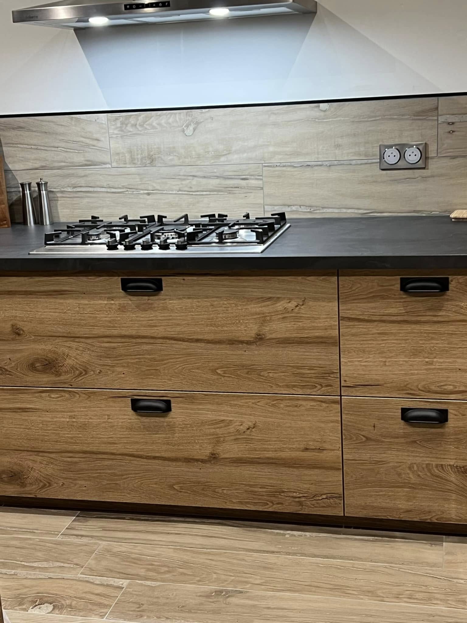 Crédence de cuisine en carreaux aspect bois au-dessus des plaques de cuisson