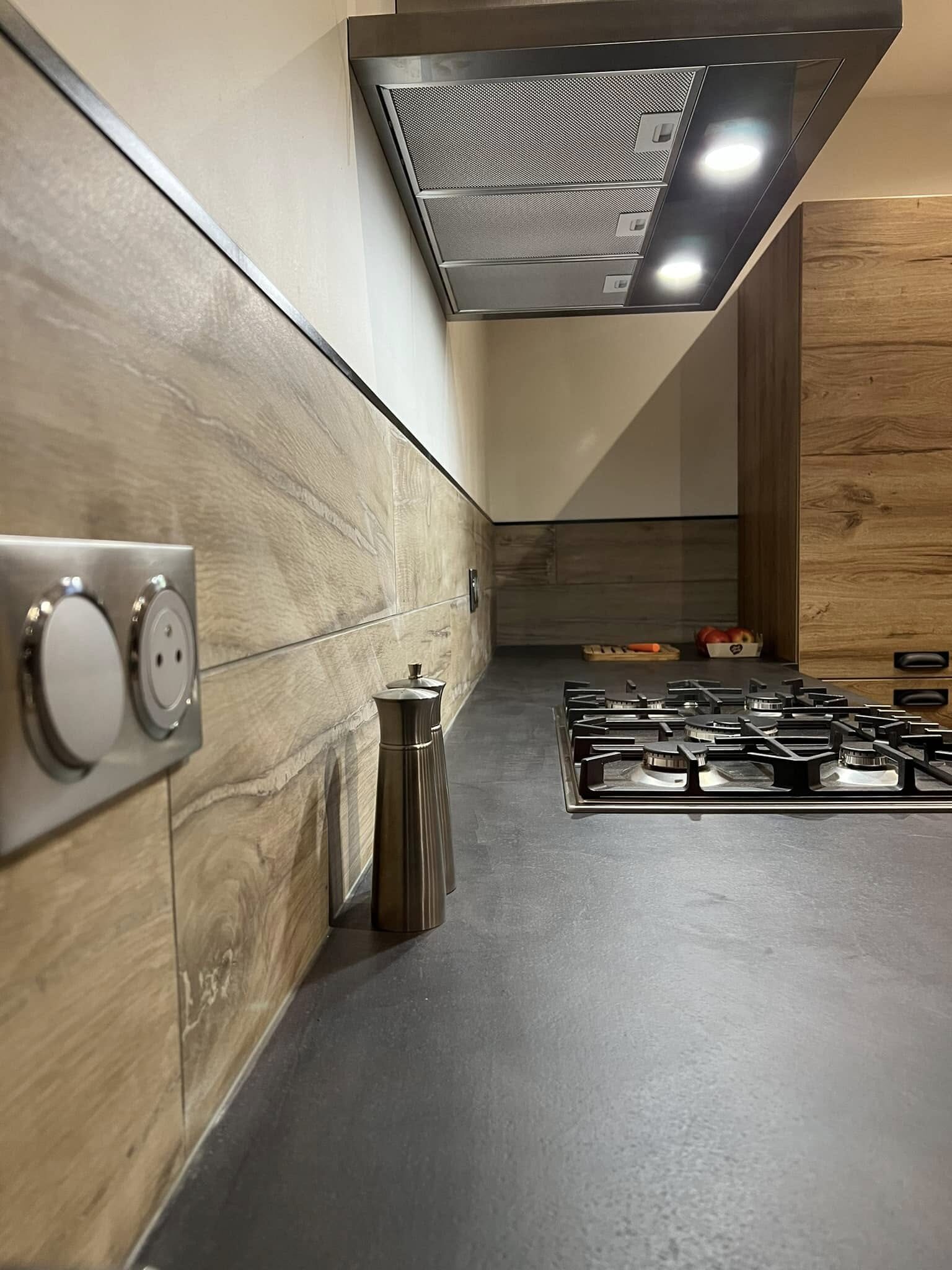 Mur de cuisine habillé de faïence grand format aspect bois