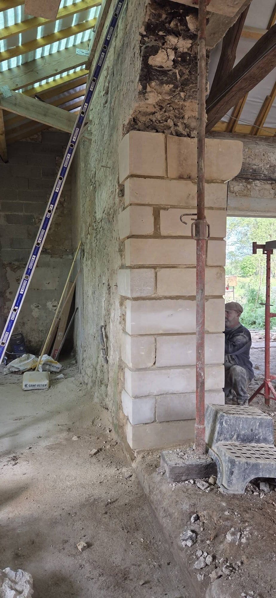 Reprise d'une ouverture dans un mur ancien avec jambage en pierre